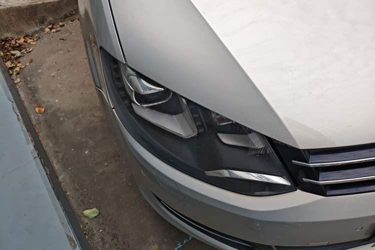 Used Volkswagen Sharan 2012 2.0 TSI Comfort Edition Euro IV Right Front Headlight