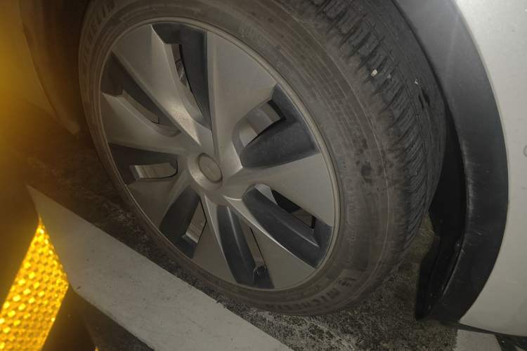 Used Tesla Model Y 2021 Standard Range Rear-Wheel Drive Version Right Front Wheel Hub