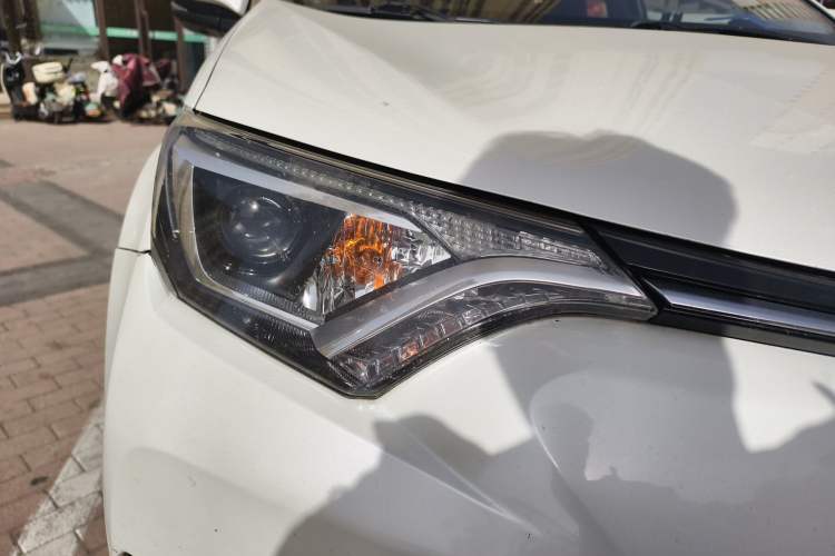 Used Toyota RAV4 2019 2.0L CVT Two-Wheel Drive Comfort Edition China VI Standard Right Front Headlight