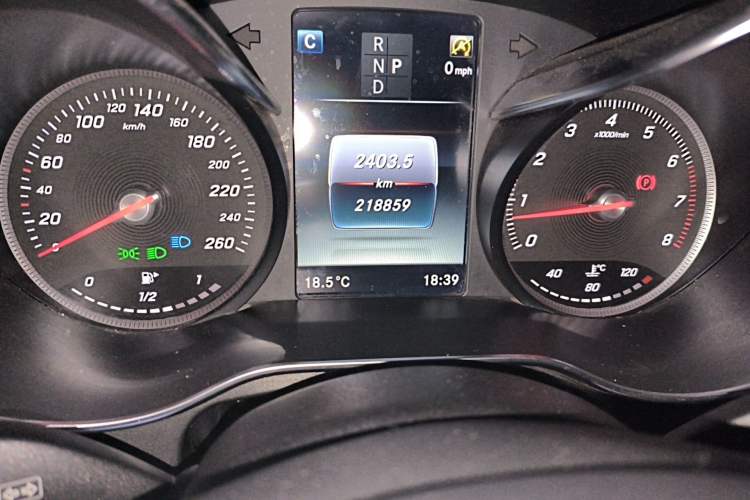 Used Mercedes-Benz GLC 2018 GLC 260 4MATIC Luxury Model Odometer Close Up