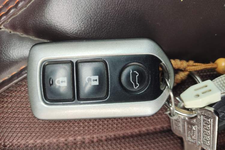 Used Toyota Highlander 2011 2.7L Two-Wheel Drive 7-Seater Luxury Edition Vehicle Key