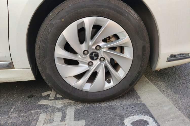 Used DS 5LS 2014 1.8L automatic Comfort version VTi140