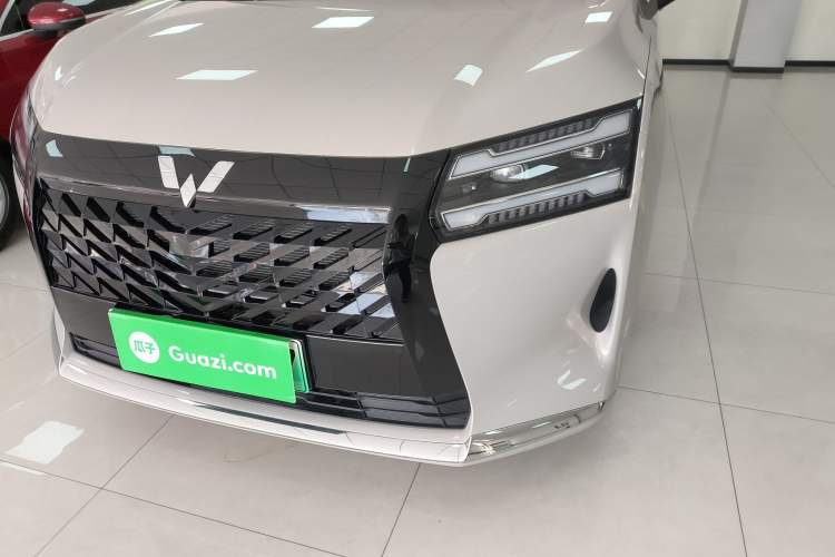 Used Wuling Starlight 730 2025 Model Plug-in Hybrid 125km Luxury Edition
