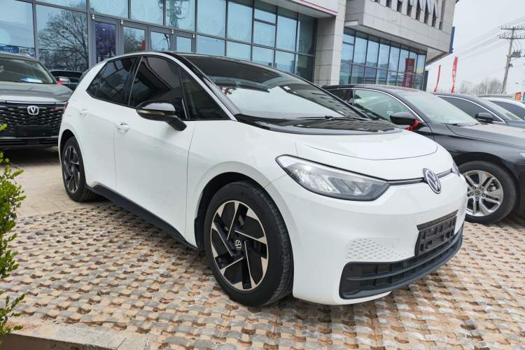 Used Volkswagen ID.3 2024 Pure & Smart Edition Front Right 45 Deg