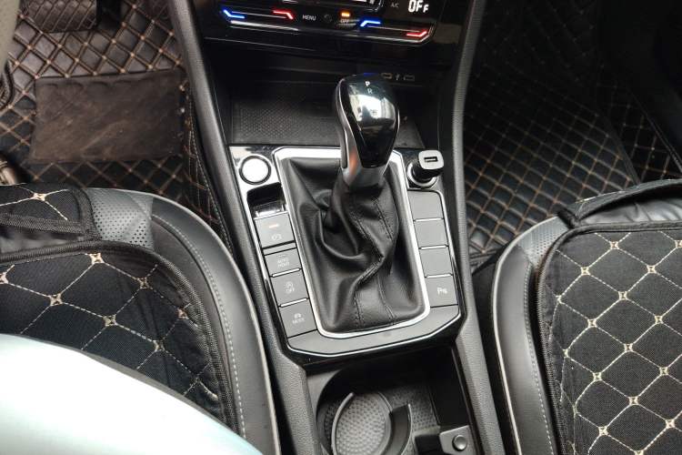 Used Volkswagen Sagitar 2023 300TSI DSG Excellence Edition Gear Lever