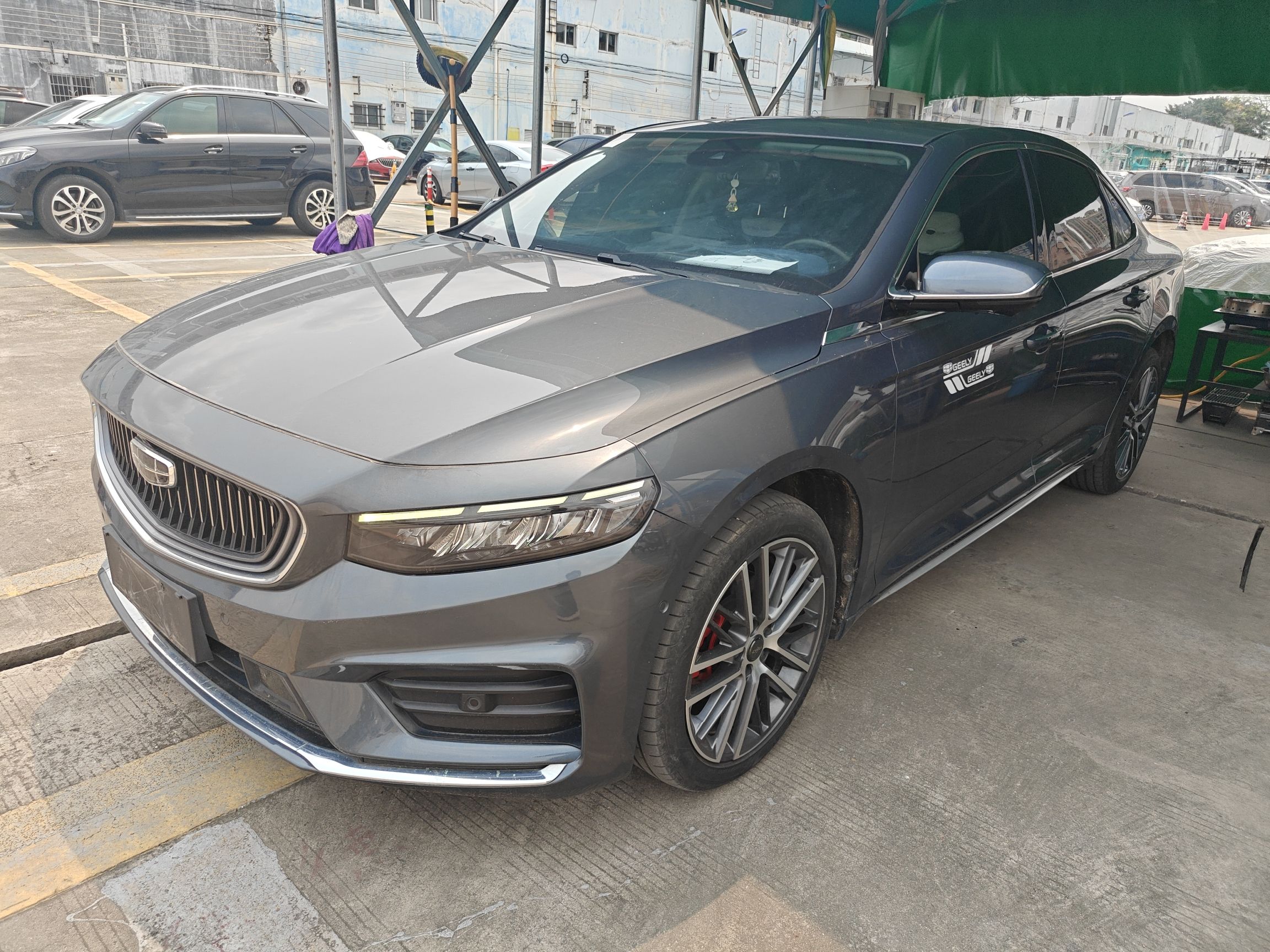 Под передней частью автомобиля