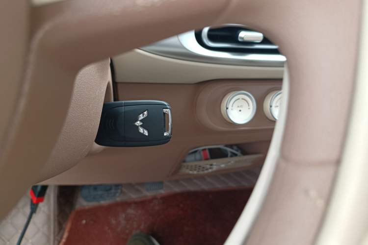 Used Wuling Hongguang MINIEV 2025 Four-Door Version Advanced Edition Vehicle Key