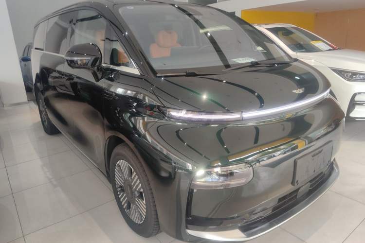 Used Geely Galaxy LEVC L380 2024 140-Degree 6-Seater All-Wheel-Drive Ultra