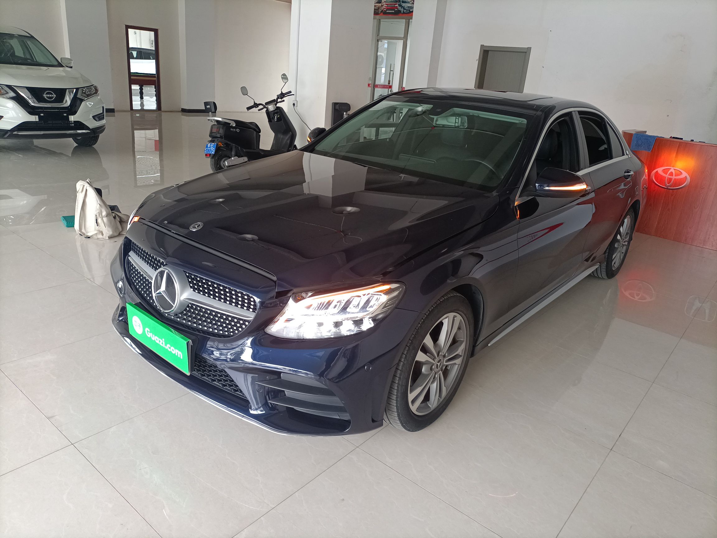 Под передней частью автомобиля