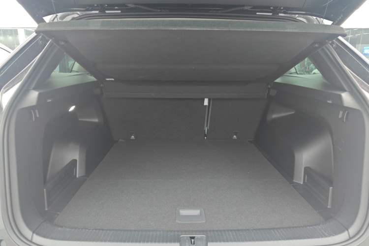 Used Volkswagen Tavendor 2024 380TSI All-Wheel Drive R-Line Cruise Edition Trunk