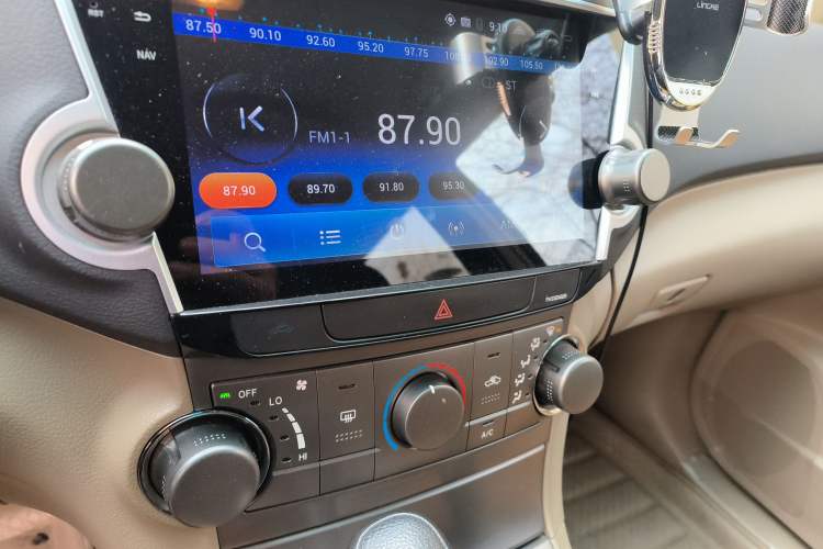 Used Toyota Highlander 2011 2.7L Two-Wheel Drive 5-Seater Elite Edition Audio And AC Panel