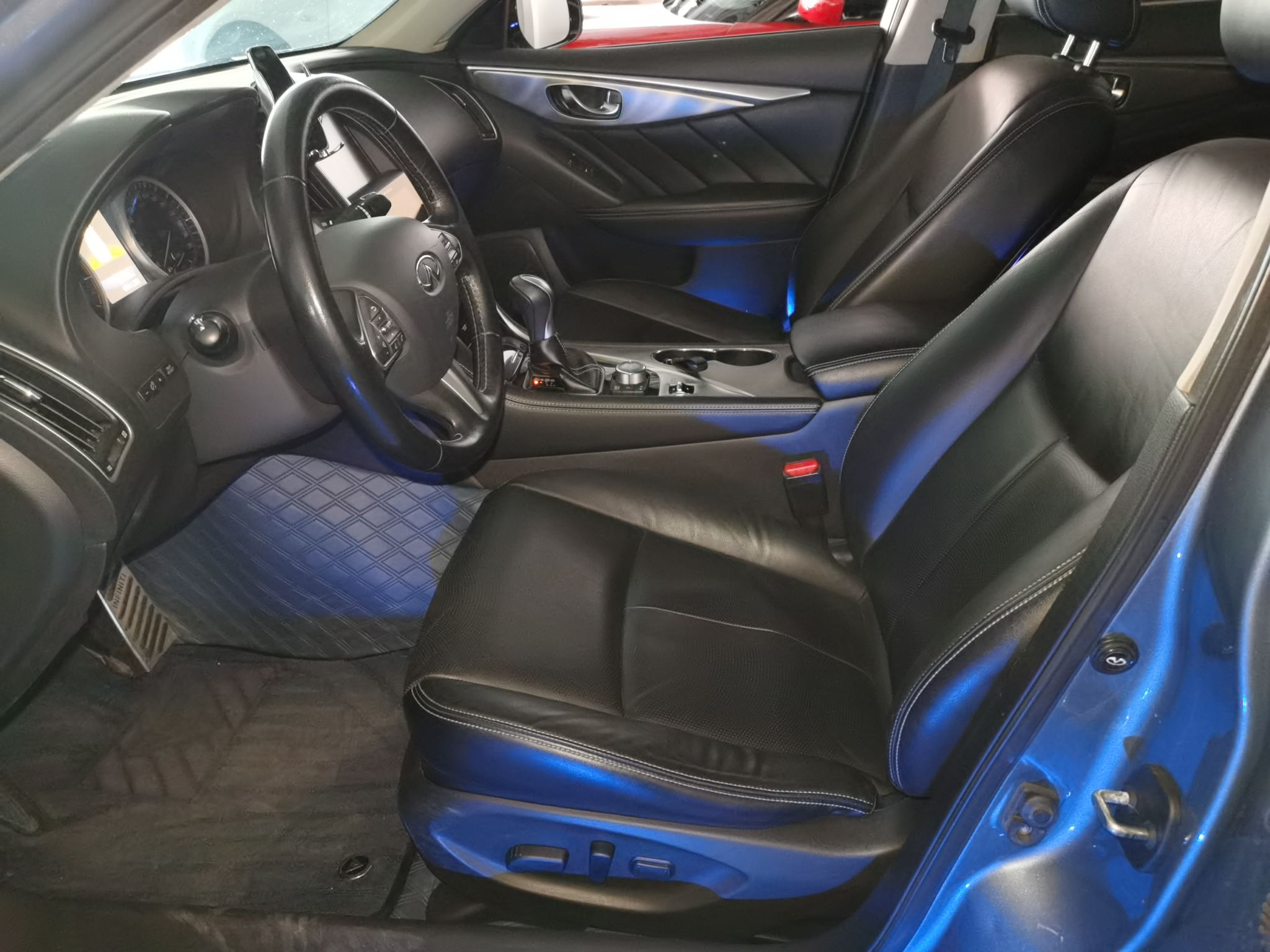 المقاعد الأمامية داخل السيارة