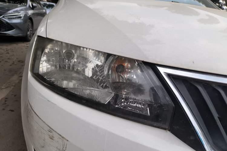 Used Skoda Rapid 2013 1.6L Manual Smart Selection Model Right Front Headlight