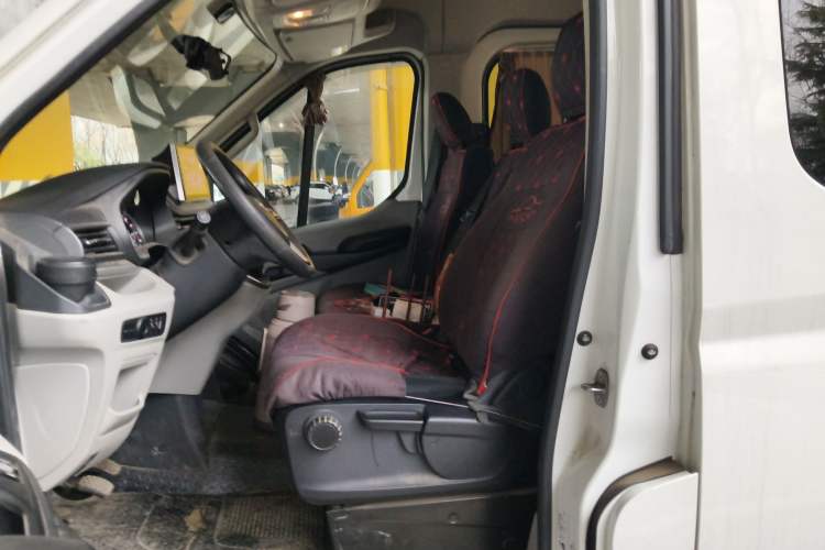 Used SAIC MAXUS Xintu V90 2020 2.0T Manual Yunjie Version Front-Wheel Drive with Single Rear Tire Short Wheelbase High-Roof Design 6-Seater