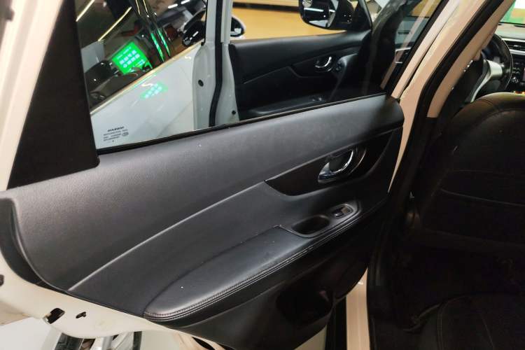 Used Nissan X-Trail 2016 2.0L CVT Smart Enjoyment Version 4WD
