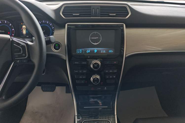 Used Haval H2 2018 Chuanxiang Edition Red Badge 1.5T Dual-Clutch Two-Wheel Drive Fashionable Model Audio And AC Panel