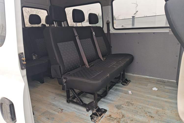 Used SAIC MAXUS Xintu V80 2023 2.0T AMT Classic Aoyuntong Short Wheelbase Mid-Roof 7/8/9-Seater
