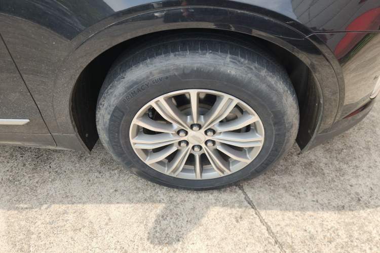 Used Cadillac XT5 2018 25T Luxury Model Right Front Wheel Hub