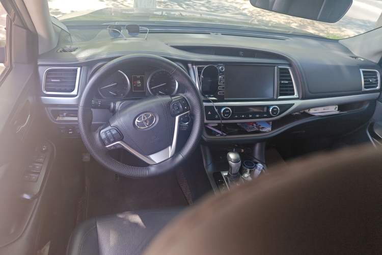 Used Toyota Highlander 2018 2.0T Four-Wheel Drive Luxury Edition 7 Seats China V Emission Standard Center Console