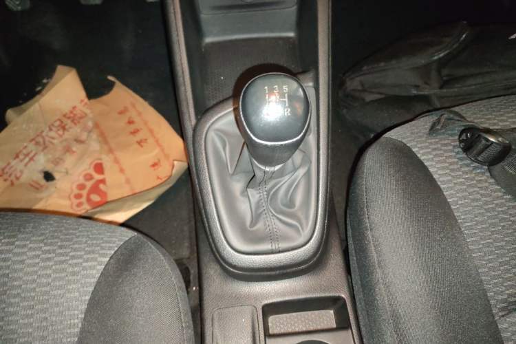 Used Hyundai Verna (older generation) 2020 1.4L Manual GL Refreshed Edition Gear Lever