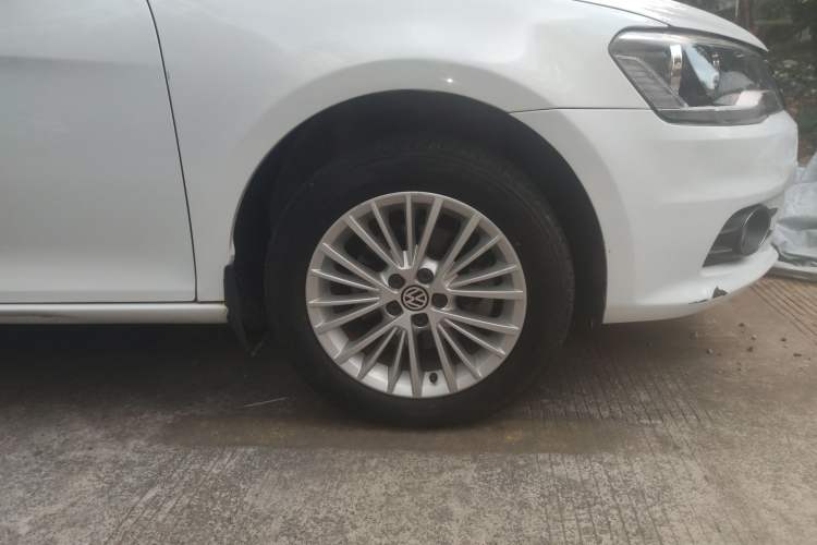 Used Volkswagen Bora 2014 1.6L Automatic Luxury Model Right Front Wheel Hub