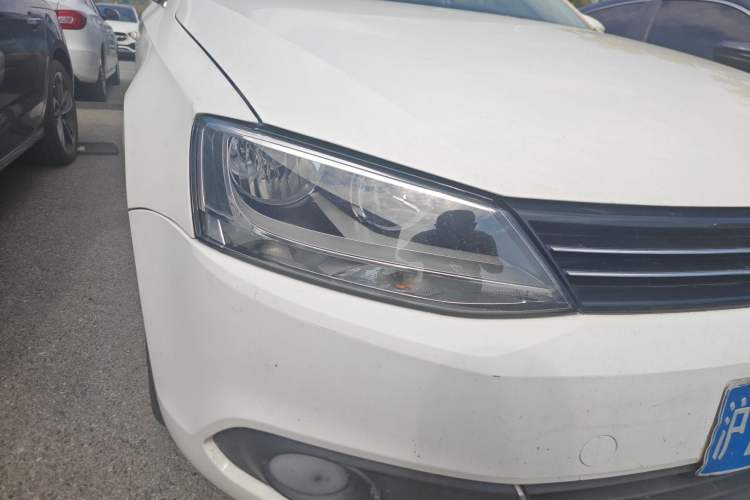 Used Volkswagen Sagitar 2014 1.6L Automatic Comfort Model Right Front Headlight