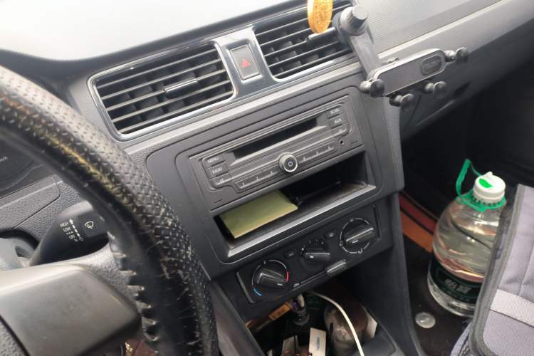 Used Volkswagen Santana 2013 1.6L Manual Fashion Edition Audio And AC Panel