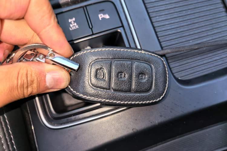 Used Kia Sorento 2015 Sorento L 2.4L Gasoline 4WD Elite Edition 5 Seats China IV Standard Vehicle Key