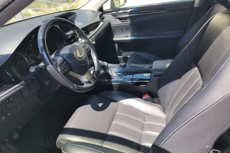 Used Lexus ES 2015 300h Comfort Edition
