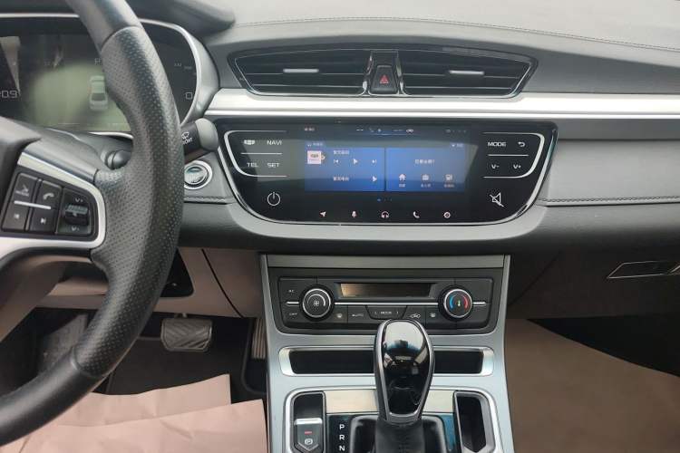 Used Geely Auto Emgrand 2018 1.5L CVT Upward Connect Edition Audio And AC Panel