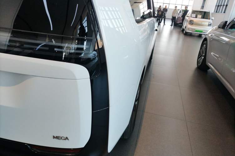 Used Li Auto MEGA 2025 Ultra Smart Refreshed Edition