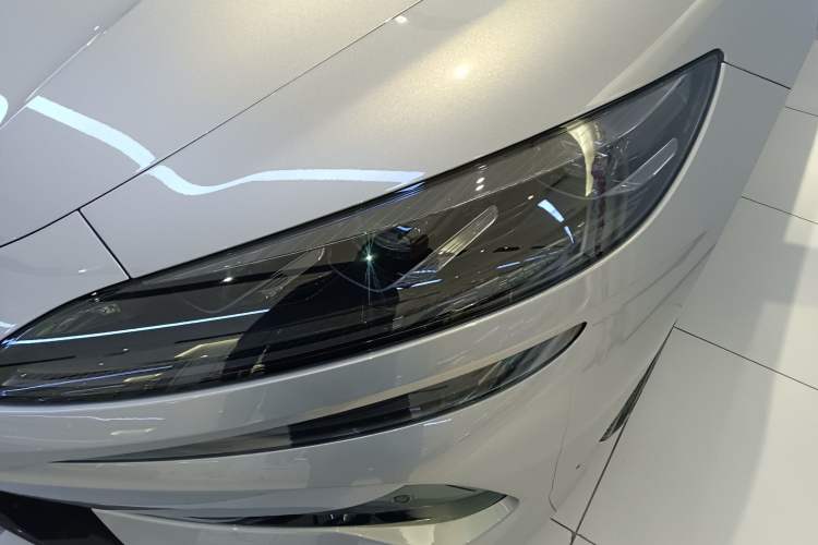 Used Denza Z9GT 2024 1100 Four-Wheel Drive Ultra Version Left Front Headlight