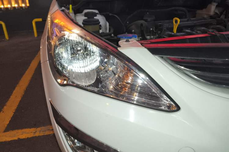 Used Hyundai Verna (older generation) 2010 Sedan 1.4L Manual Comfort GS Right Front Headlight