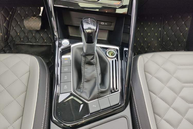 Used Volkswagen Tayron 2023 300TSI Two-Wheel-Drive Luxury Plus Advanced Edition Gear Lever