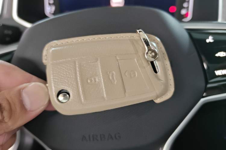 Used Volkswagen T-ROC 2025 Facelifted 300TSI DSG Two-Wheel-Drive Chen Guang Edition Interior 1