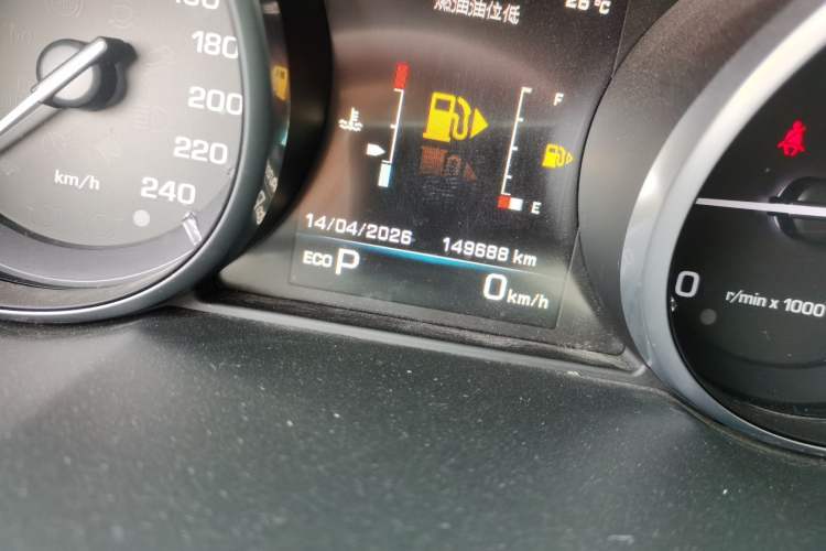 Used Land Rover Discovery Sport 2016 2.0T HSE Odometer Close Up