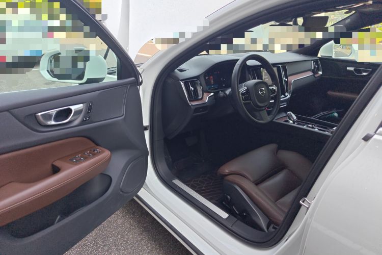 Used Volvo V60 2024 B5 Zhiyuan Luxury Edition
