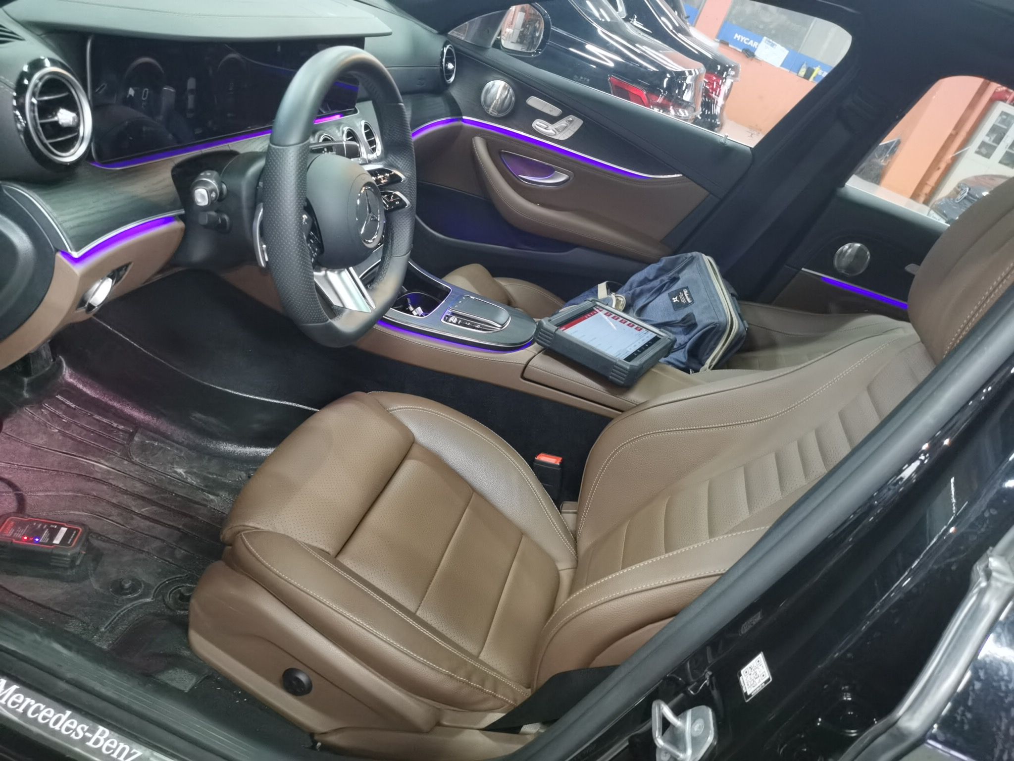 المقاعد الأمامية داخل السيارة