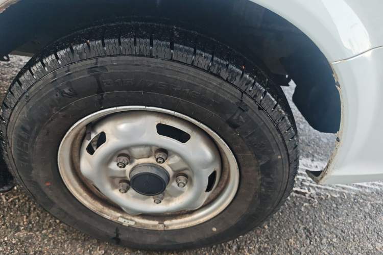 Used JMC Fushun 2023 2.0T Manual Short-Wheelbase Mid-Roof Commercial Van Transporter 2/3 Seats