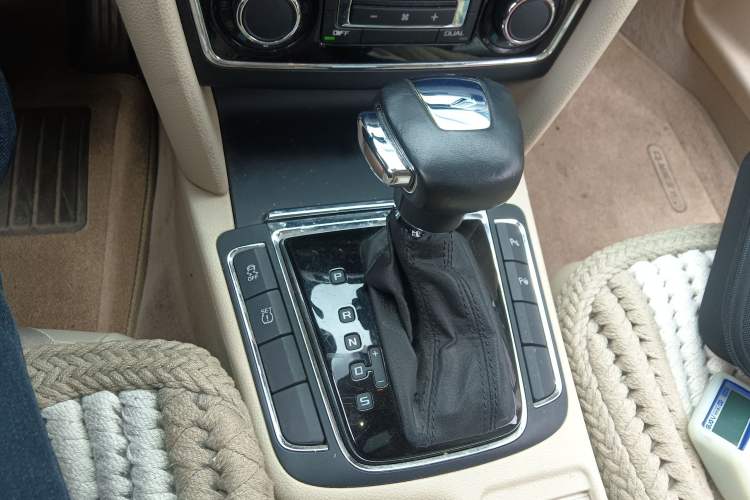 Used Skoda Superb 2009 1.8TSI Automatic Luxury Edition Gear Lever