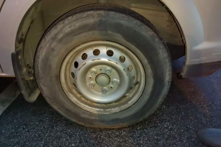 Used Dongfeng Yufeng 2023 V9+ 2.0T Manual Front-Wheel-Drive Multi-Function Mid-Roof Van with 7/8/9 Seats
