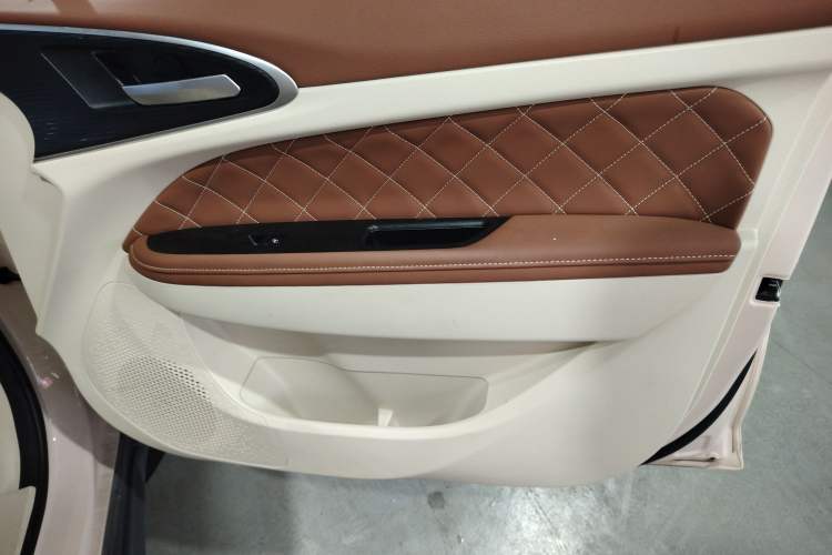 Used ORA Good Cat 2023 401 km Standard Range Premium Version Lithium Iron Phosphate Interior 2