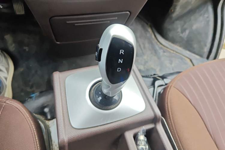 Used BAIC Ruixiang Boteng V2 EV 2022 Enclosed Van Standard Type Henan Lithium Battery Gear Lever