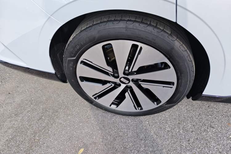 Used Geely Galaxy E8 2024 665 km Range Rear-Drive Starship Long-Range Version Right Rear Wheel Hub