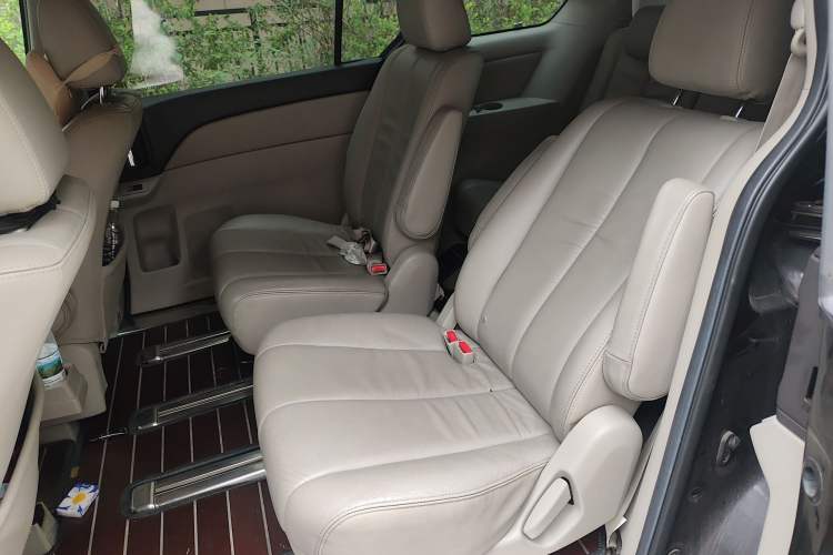 Used Mazda 8 2011 2.3L Deluxe Edition
