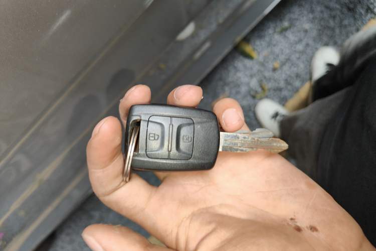 Used Wuling Hongguang V 2022 1.5L Jingqu Edition Enclosed-Window Vehicle with Hydraulic Power Steering LAR Vehicle Key