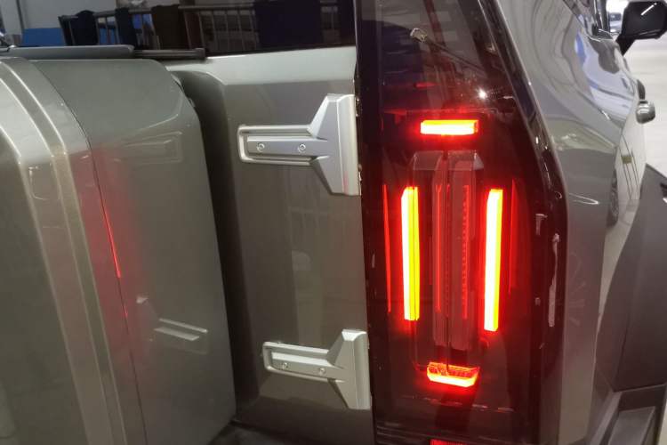 Used JETOUR Traveler 2024 2.0T All-Wheel-Drive Silver Dragon Wings Exterior 3