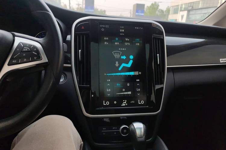 Used BYD Song MAX 2017 1.5T Automatic Smart Connect Prestige 7-Seater Audio And AC Panel