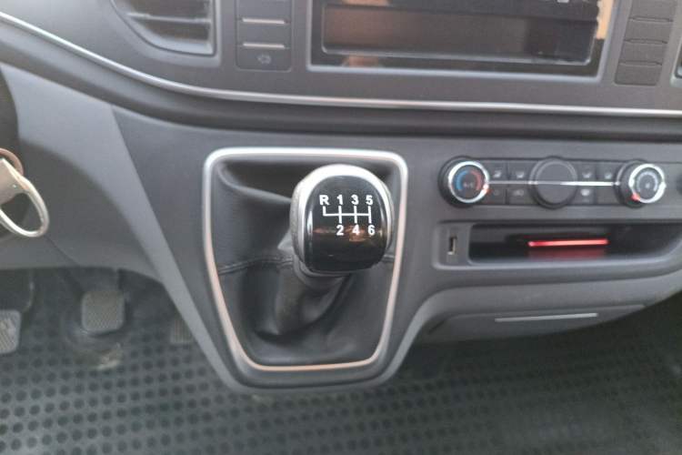 Used SAIC MAXUS Xintu V80 2023 2.0T Manual Classic Aoyuntong Long Wheelbase Mid-Height 6/7/8/9-Seater Gear Lever