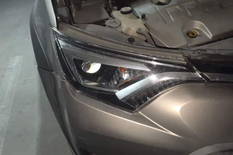 Used Toyota RAV4 2019 2.0L CVT Two-Wheel Drive Fashion X Limited Edition China VI Standard
